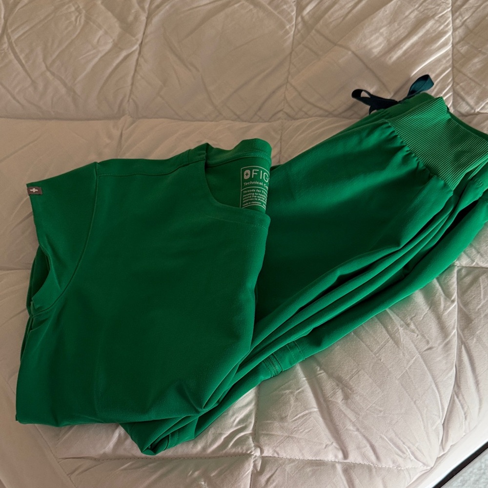 Figs high waisted Xxs Green Jogger Set
Top with one pocket and rounded neck line